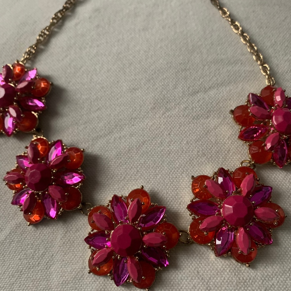 Dress barn flower 🌺 necklace